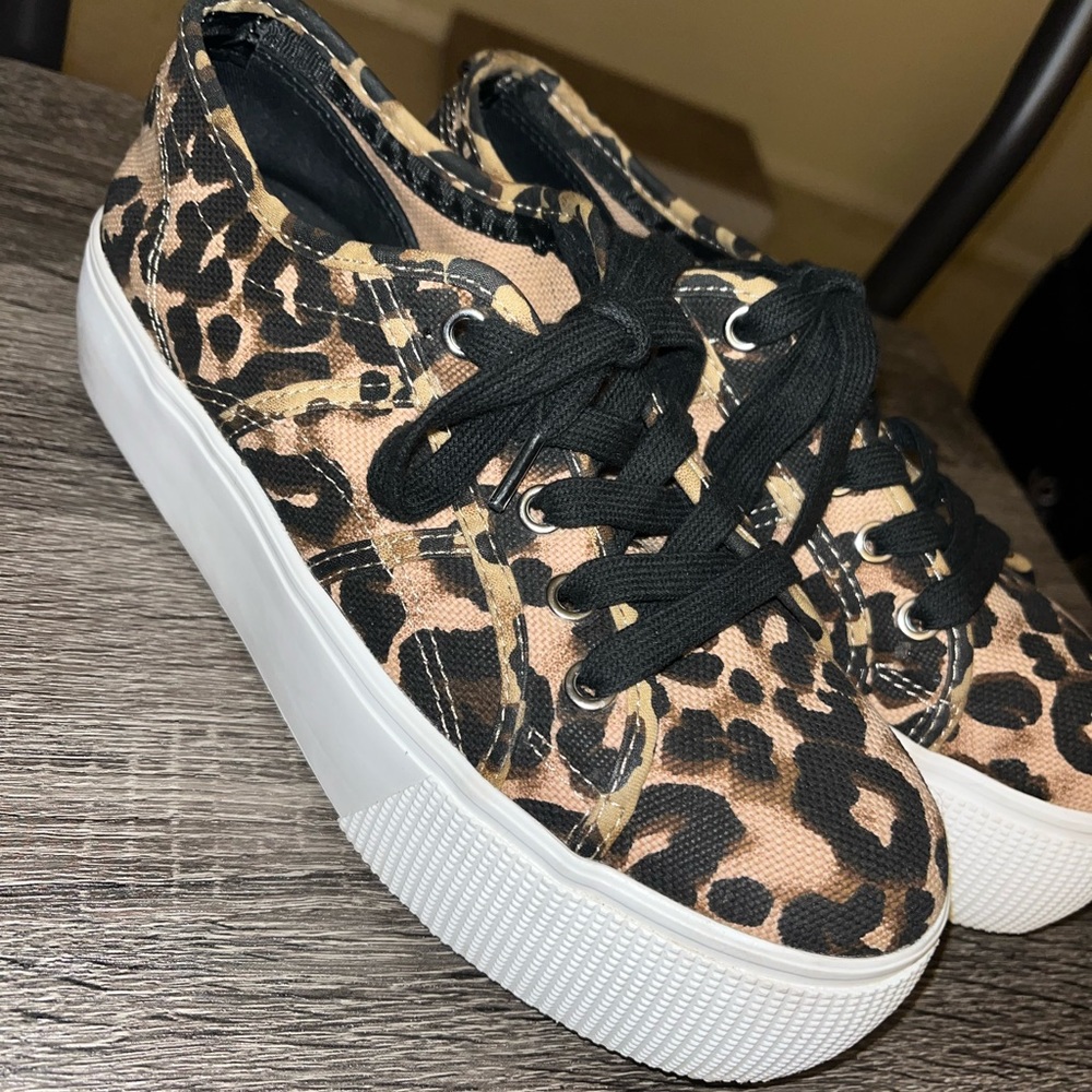 STEVE MADDEN cheetah platform sneakers! Great for Cheetah costume